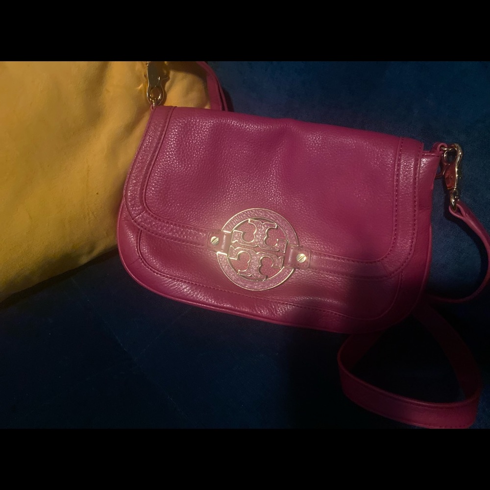 Magenta Tory Burch , Like New.. Great Cross Body and a color for any season!